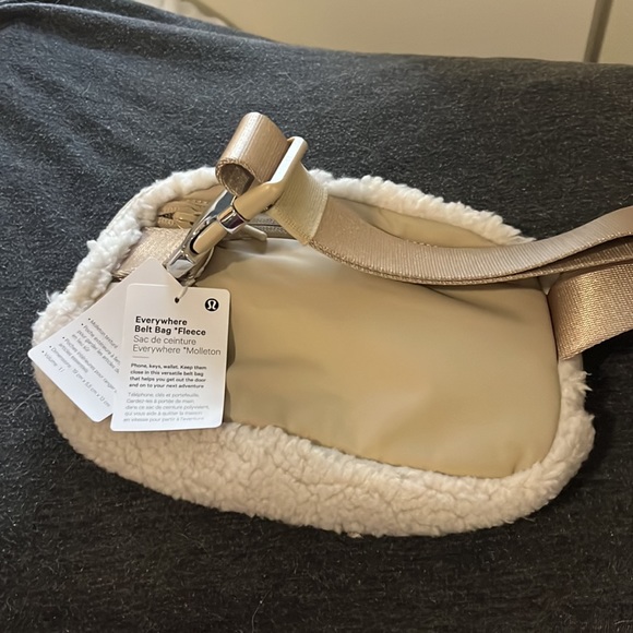 Lululemon Everywhere Fleece Belt Bag in Light Ivory - New With Tags, Never Used - Picture 2 of 5